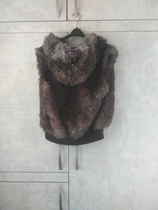 Меховая безрукавка с капюшоном