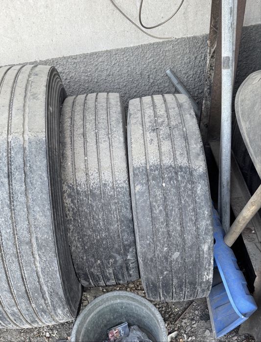 Резину грузовую продам.