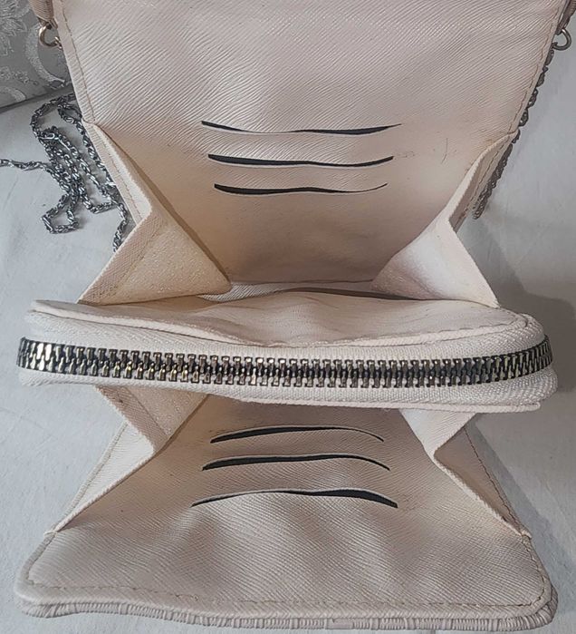 Сумочки маленькие, все по 30 000 сум