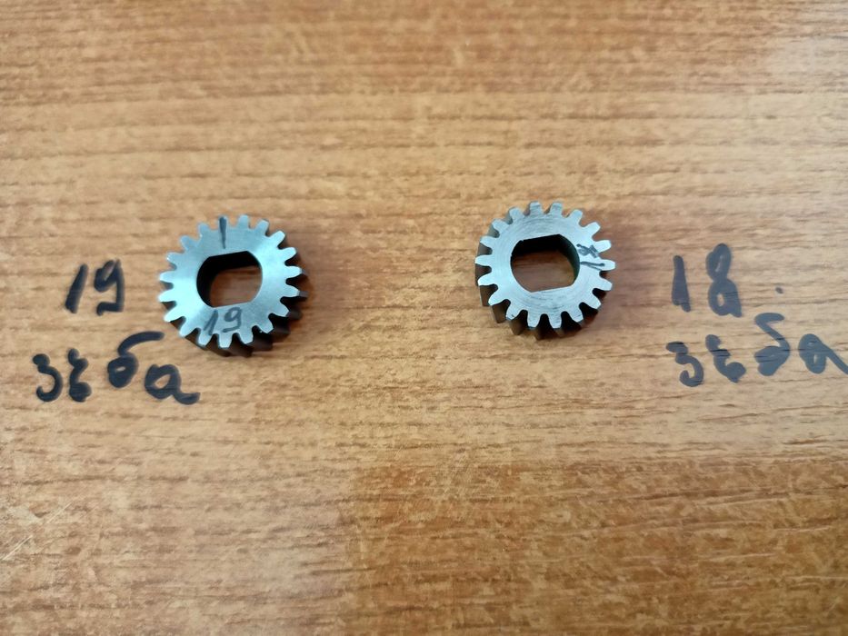 Зъбни колела метални, зъбчатки 18 и 19 зъба.