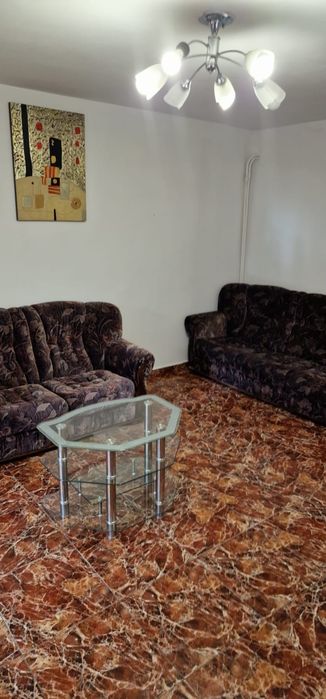 Închiriez apartament 4 camere  - Zona Confecții