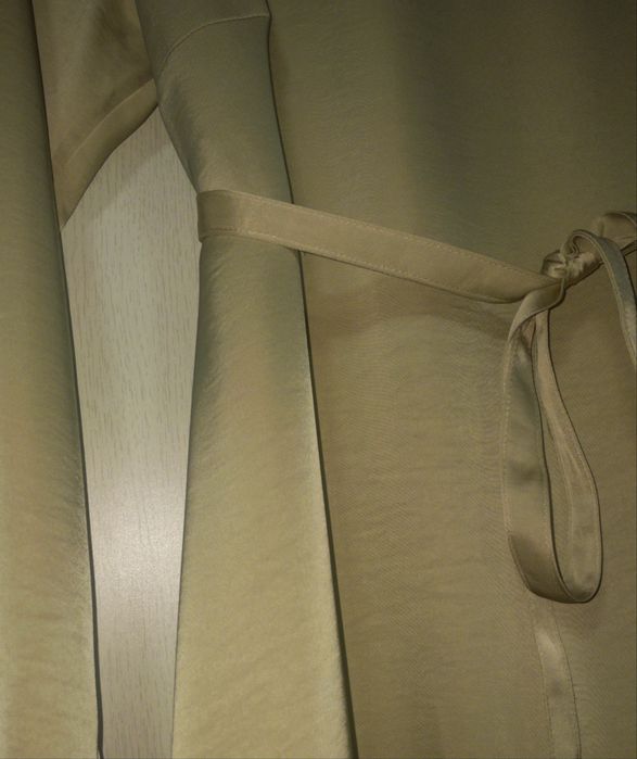 Роскошное шелковое платье в пол золотого цвета