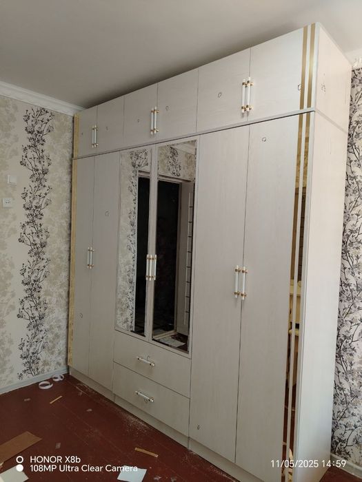 Shkaf sotiladi dastafka ustanovka bepul buladi ichida