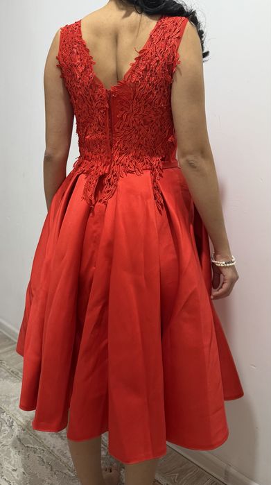 Красное нарядное платье