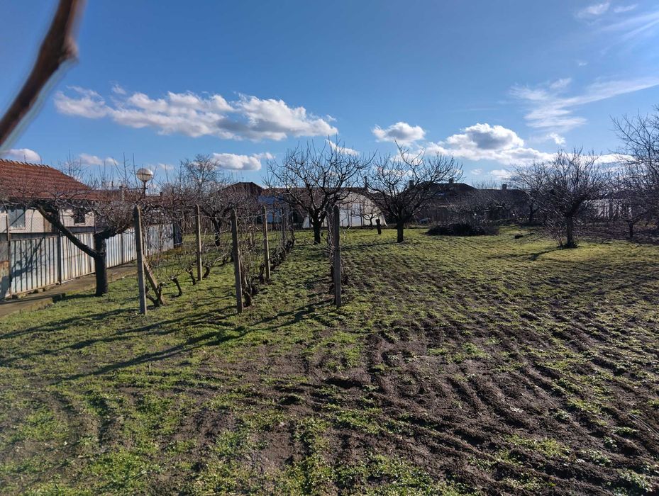 Продава тухлена къща с гараж