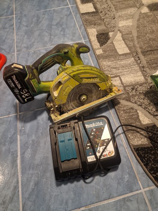 Circular makita de mana în perfecta stare vine cu incarcator și bateri