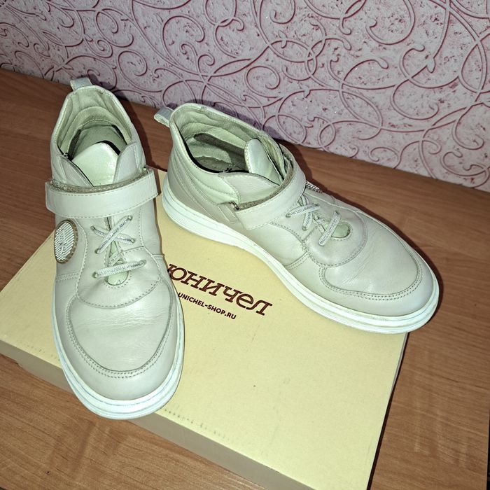 Кроссовки осенние , имеется доставка