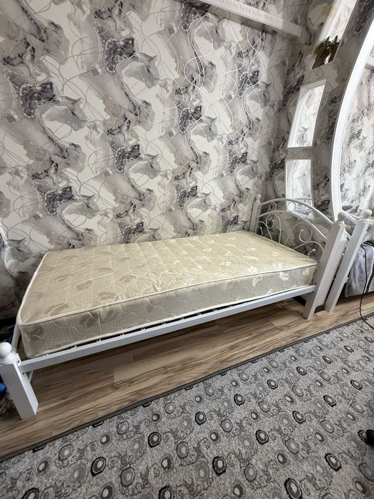 Кровать с матрасом
