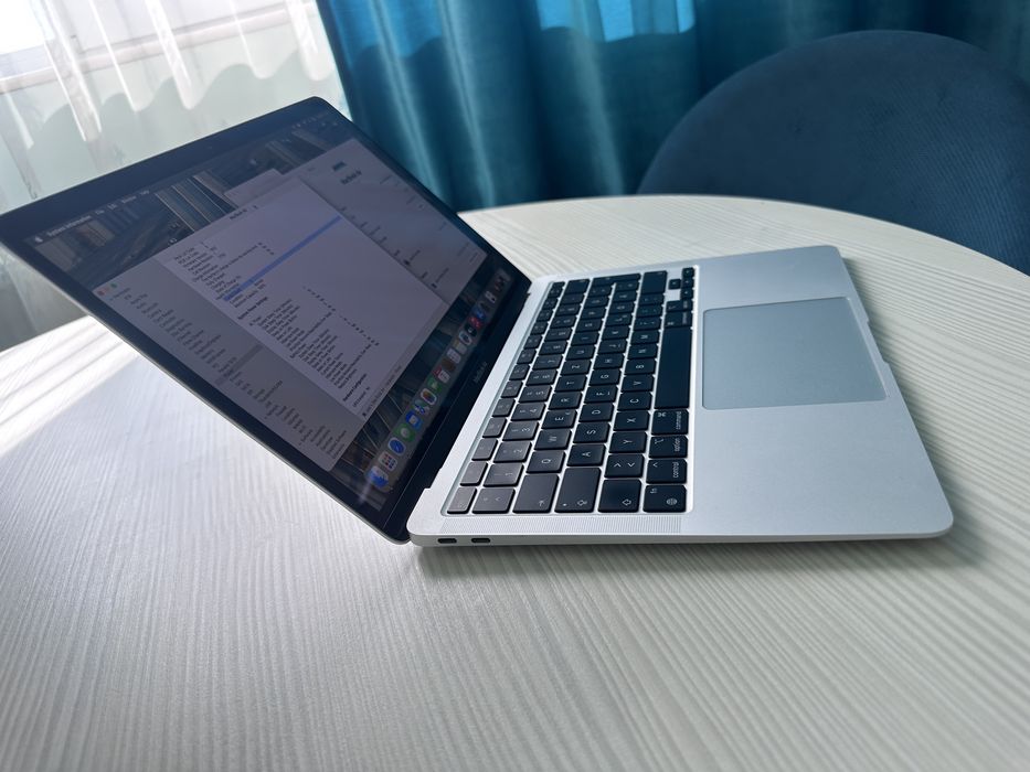 MacBook Air M1 - 8Gb - SSD256 - 2 cicluri - stare foarte buna