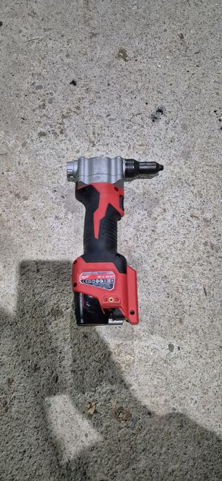 Pistol pop nituri Milwaukee M12 BPRT