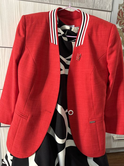 Пизжак красный .