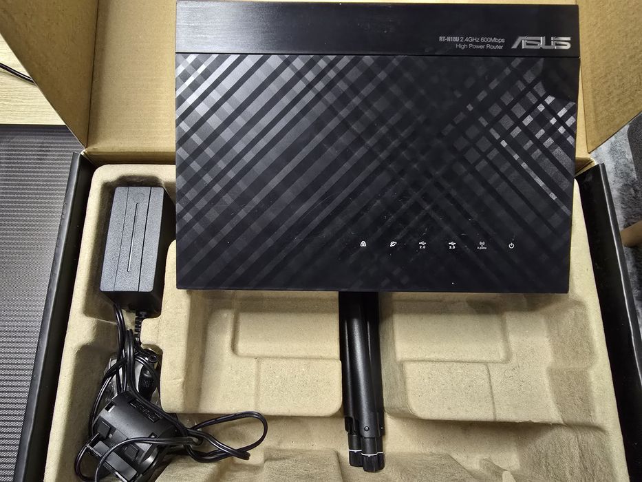 Лаптоп 17 инча  и рутер ASUS