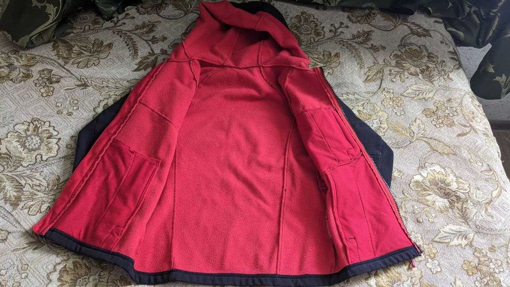 Курточка детская (унисекс) с капюшоном,дождевик,на 5-6 лет.