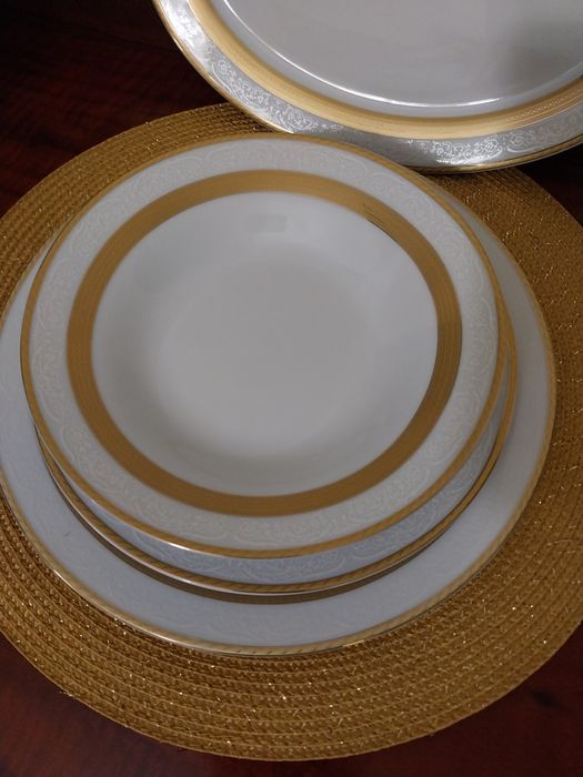 Порцеланов сервиз за хранене