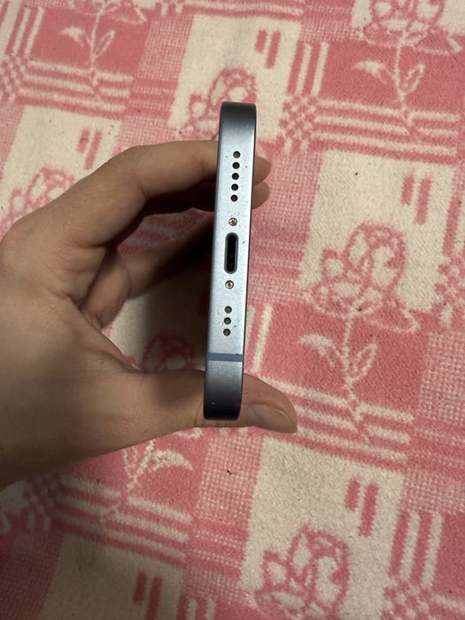 Син Iphone 14.