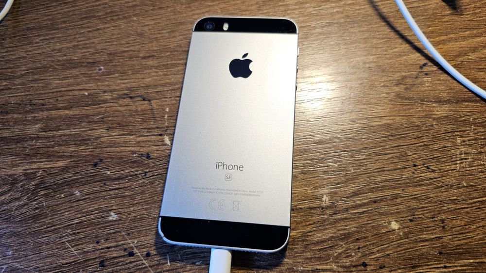 iPhone SE 2016 silver cu husa