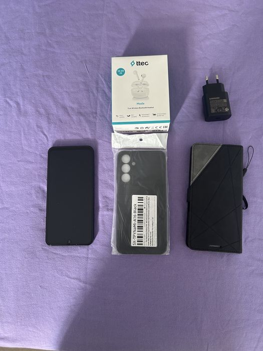 Смартфон Samsung Galaxy A16 5G и безжични слушалки