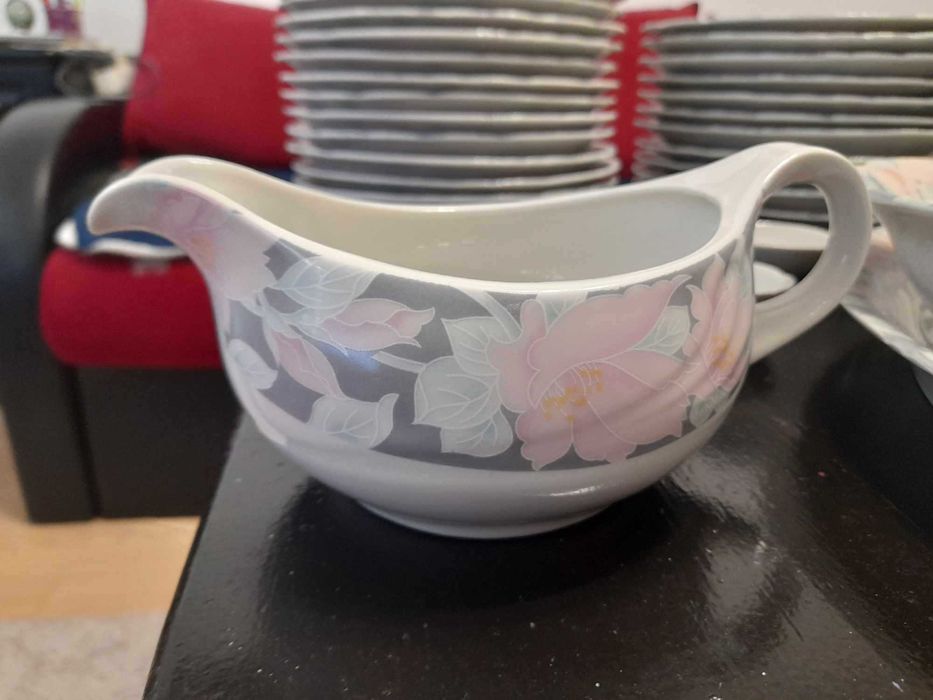 Голям ретро порцеланов сервиз за хранене, чай и кафе