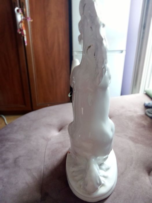 Статуетка кон с изправени крака