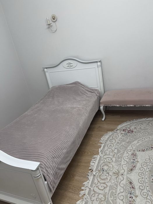 Кровать для девочки, с пуфиком