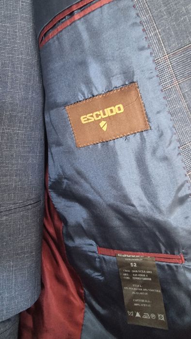 Costum escudo marimea 52 purtat o singura data