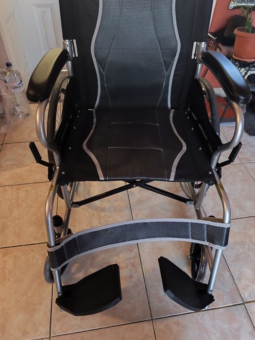 Vand carucior  pt persoane cu handicap