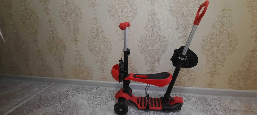 Детскый самокат красный и черный