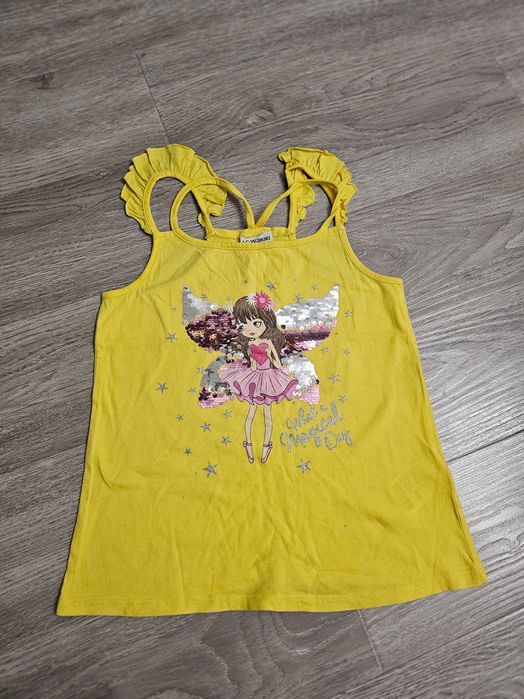 Продам на девочку маечки.