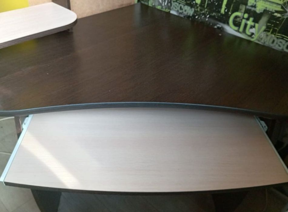 Продам компьютерный стол и шкаф