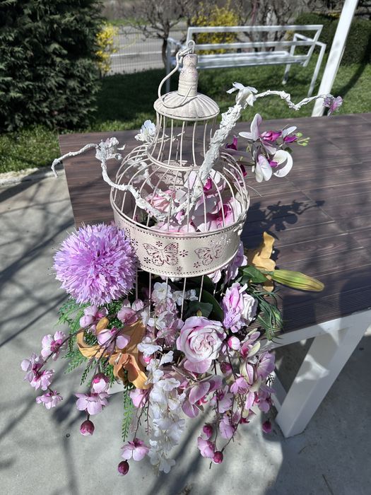 Vând aranjamente florale artificiale tip colivie, ideale pentru nunți, evenimente sau decor locații.