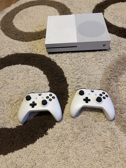 Consola Xbox One S + 3 jocuri pe disc