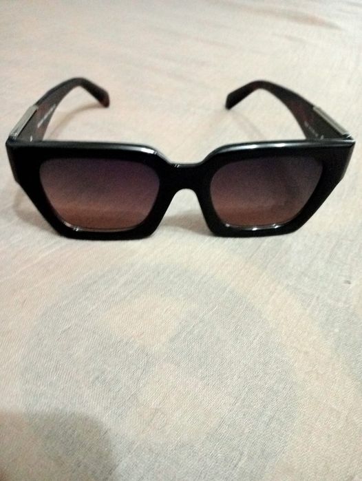Продам женские оригинальные очки Prada.