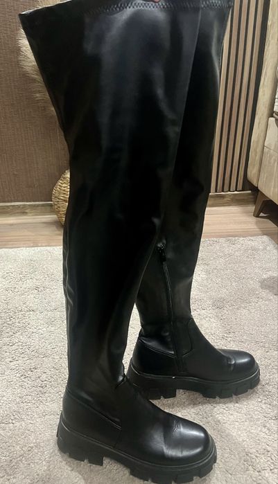 Уникални черни чизми