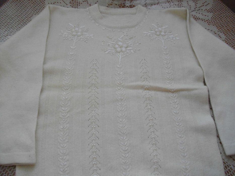 Елегантна бяла плетена блуза от мохер