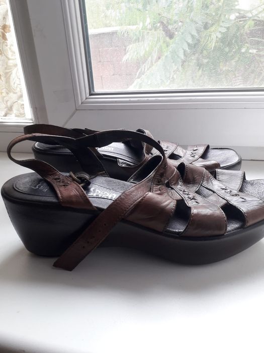 Продам кожаные босоножки