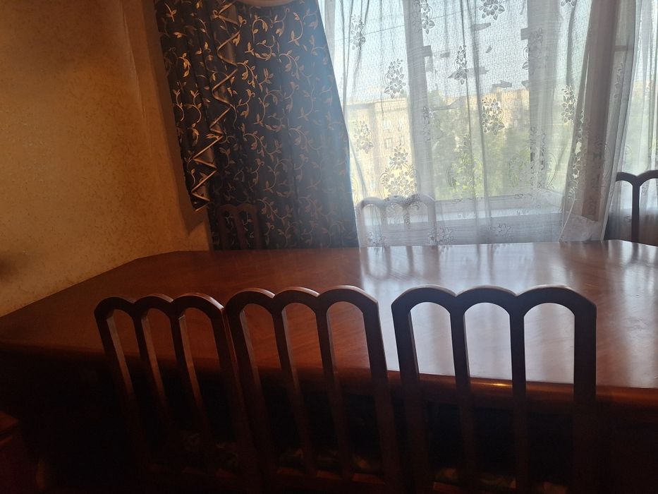 Продам стол  и 8 стульев