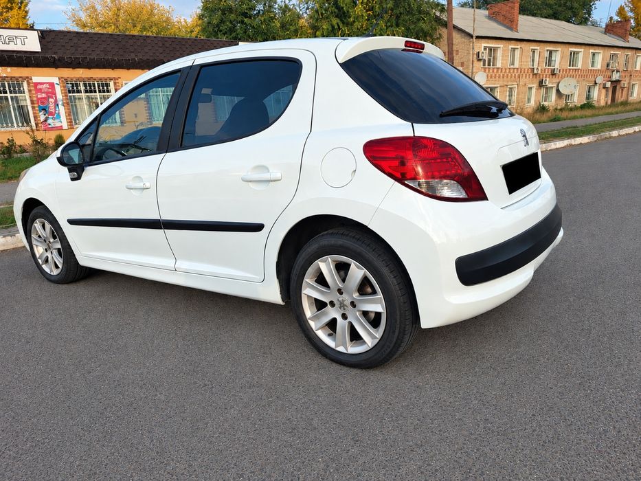 Продам машину Peugeot 207