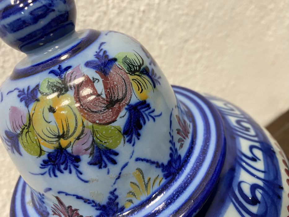 Португалска порцеланова ваза с капа урна