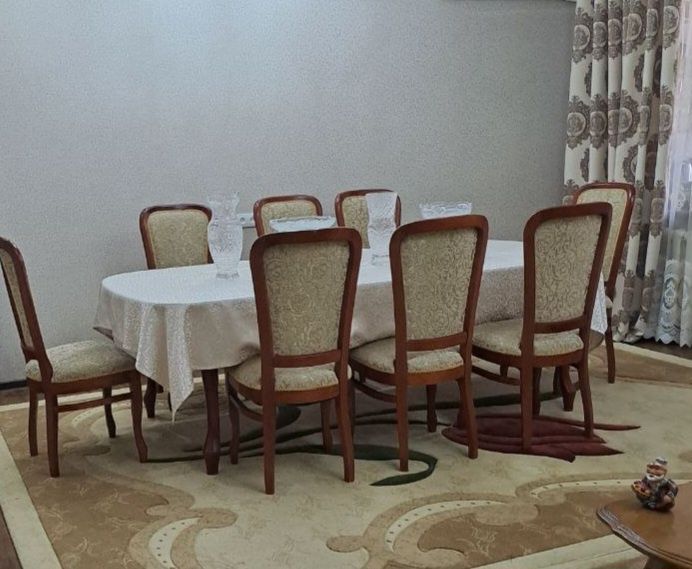 Стол и 8 стульев б/у