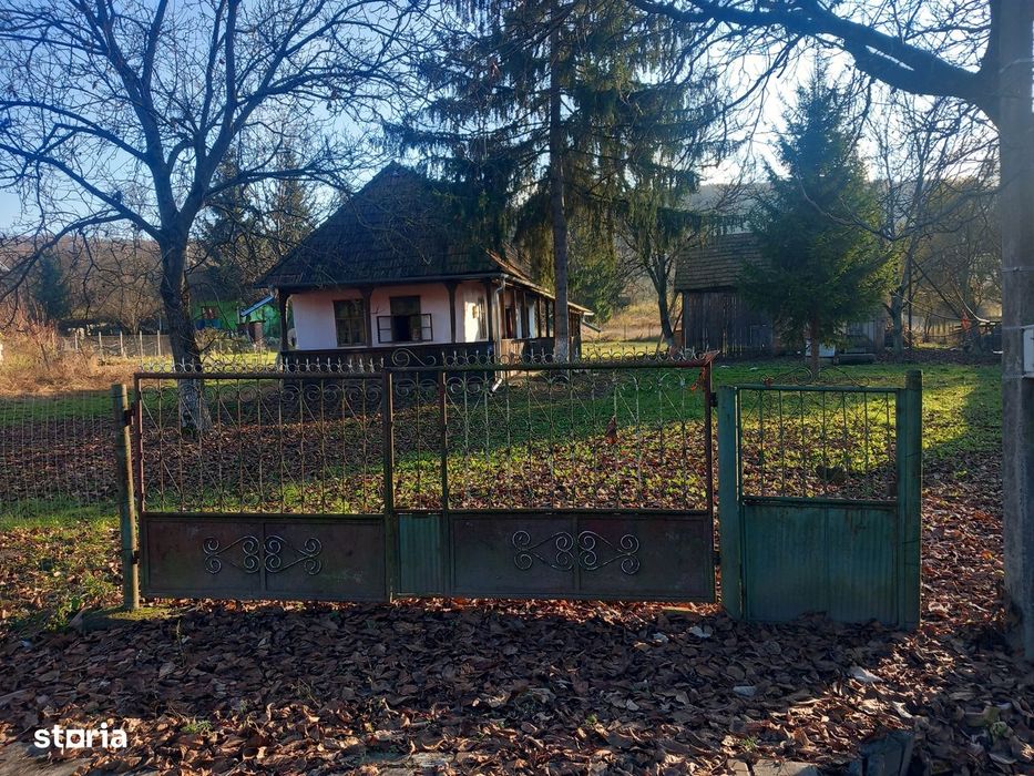 Casa bătrânesca cu utilități, teren 2400 mp, Corunca ,Bozeni