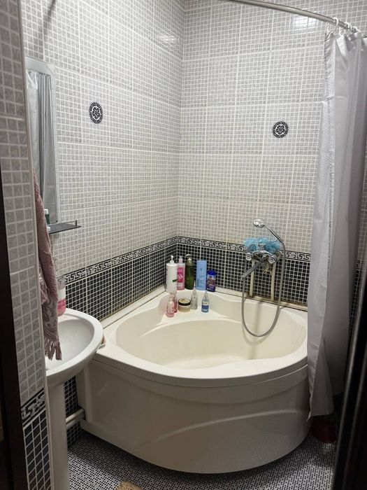 Продаётся в М.Улугбекском р-не Карасу-6 БИЙ 3в4_1_5 Балкон2Х6 80м2