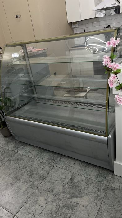 Витринный кондитерский холодильник