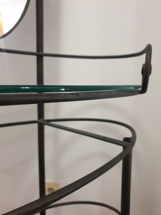 Тоалетка със стъклена основа и огледало от ковано желязо