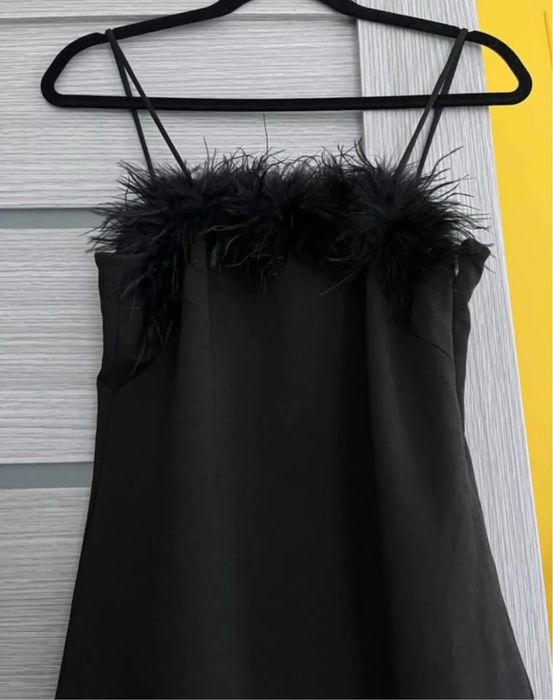 Rochie elegantă neagră cu pene, mărimea M