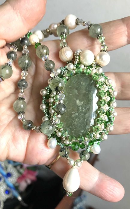 Colier si cercei handmade cu peridot caboson, peridot marele, perle naturale mari ,perle  Swarovski mici.argint