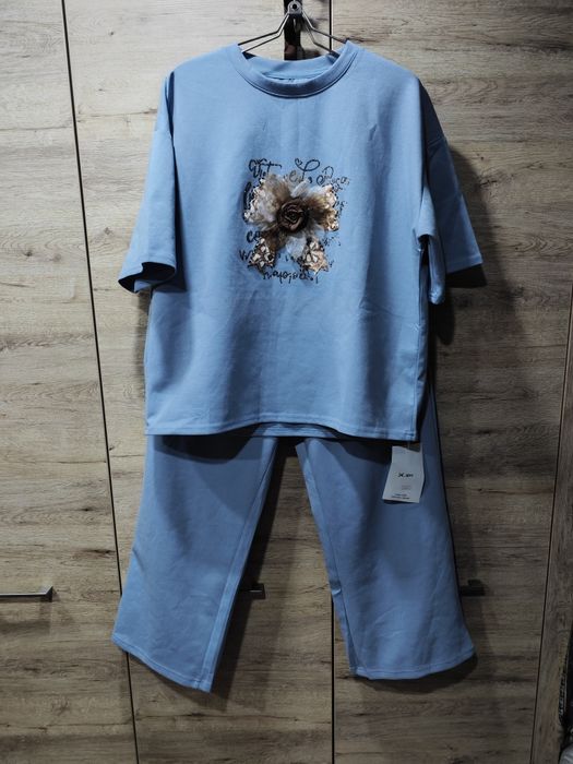 Продам женский костюм