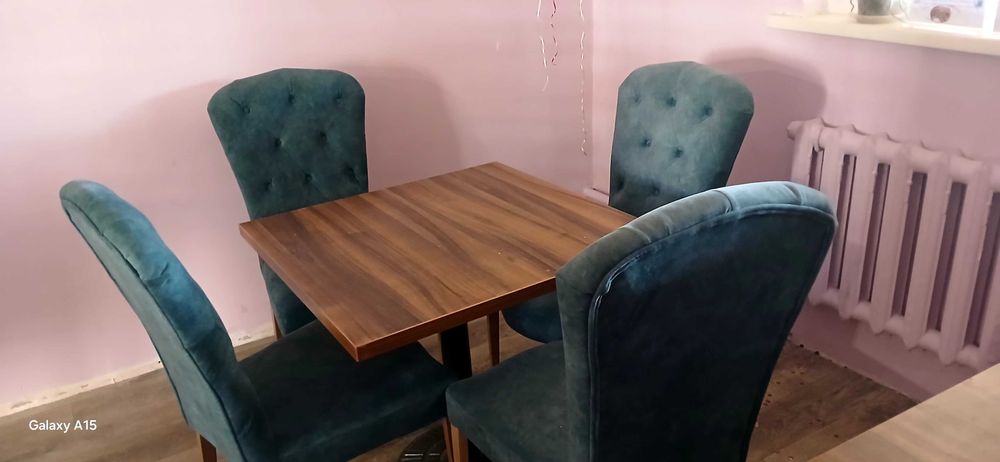 Үстелдер мен орындықтар, стулья и стол.