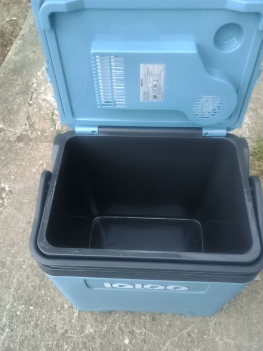 Lada frigorifica Igloo, 12v(auto) / 220V, 24 Litri
