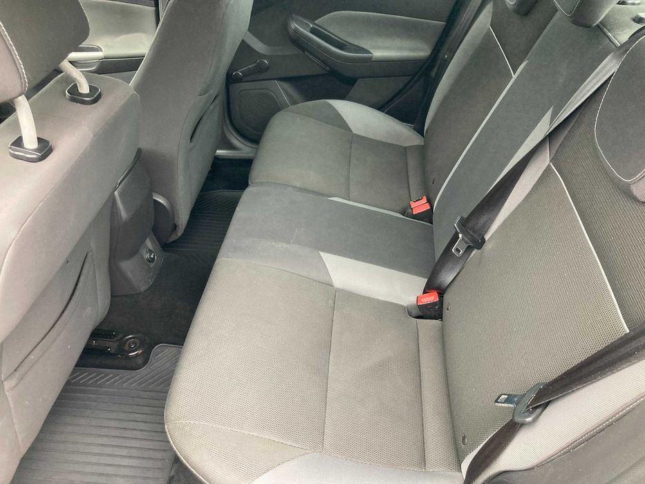 vand FORD FOCUS sedan 2011