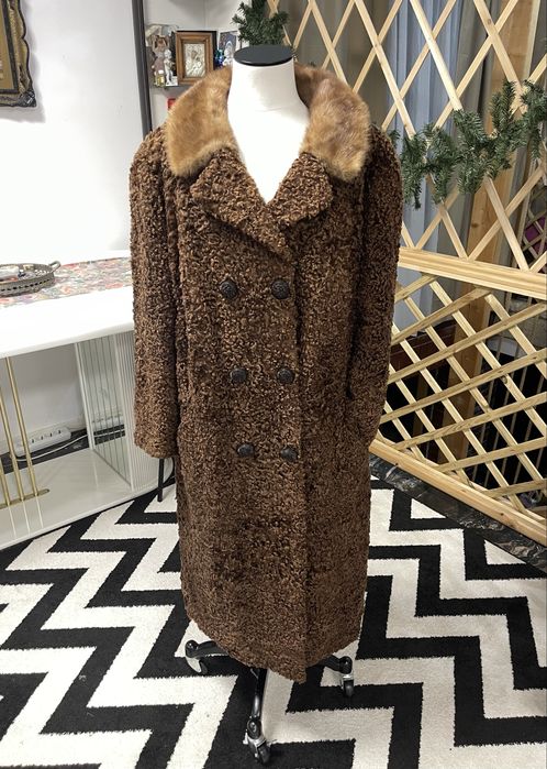 Astrahan accesorizat cu blana de vizon